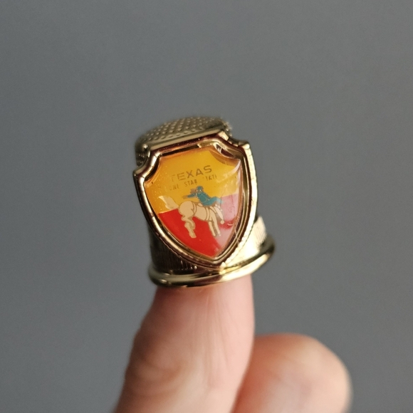 Texas Gold Thimble with Red and Yellow Shield - Picture 2 of 3